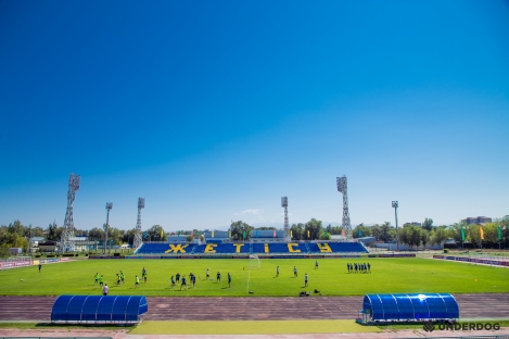 В нынешнем сезоне в футбольном клубе «Жетысу» особое внимание уделяется качеству футбольного поля с травяным покрытием на Центральном стадионе города Талдыкорган.